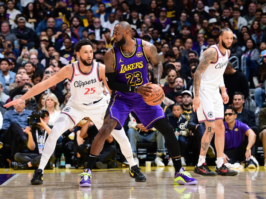 热火鏖战掘金，詹姆斯点燃赛场