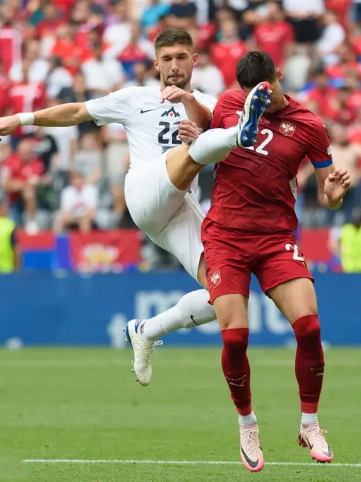 雷速官网-欧洲杯小组赛出人意料，法国队遭遇惊险失利