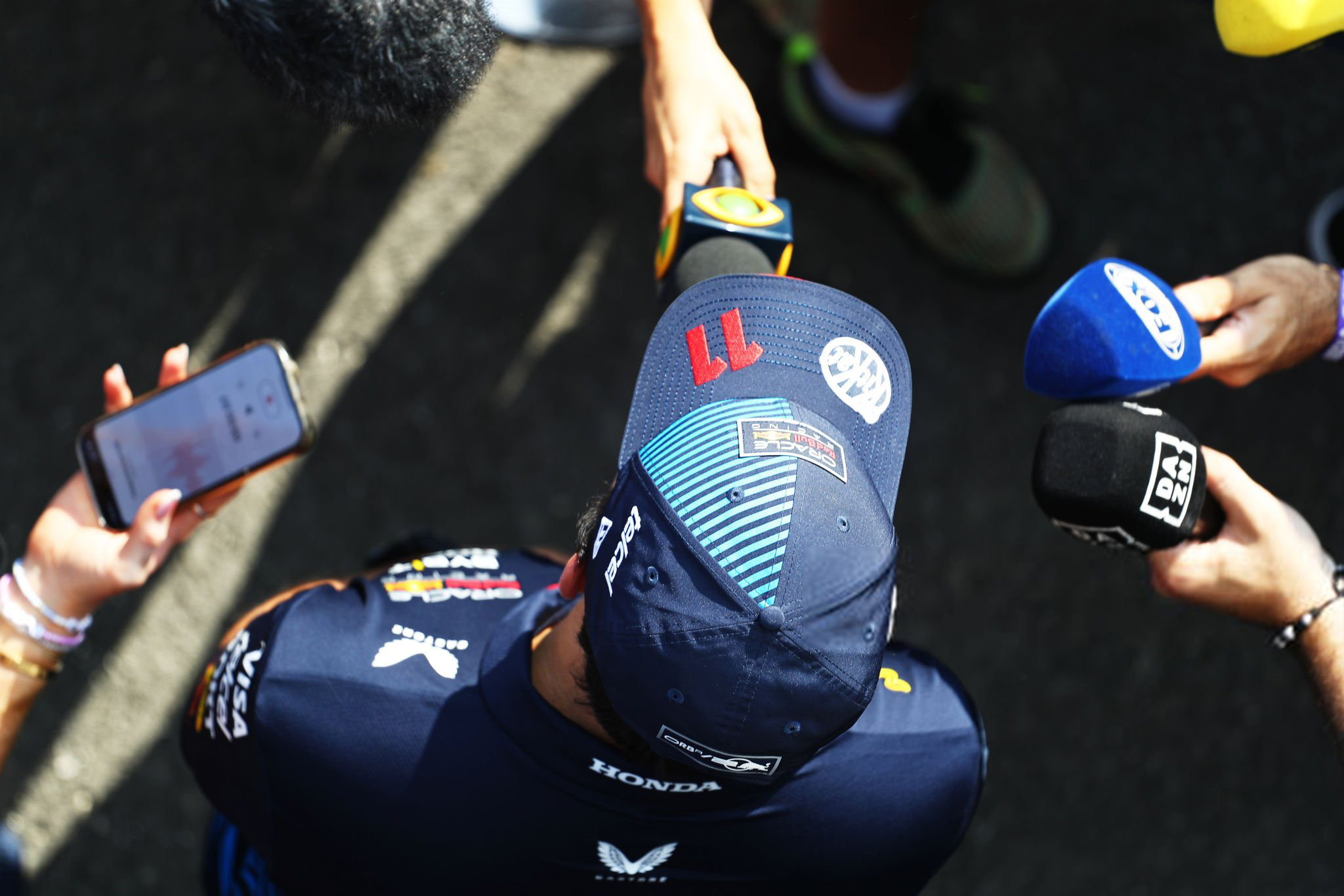 雷速体育-红牛车队鏖战迈凯伦，佩雷兹刷新纪录