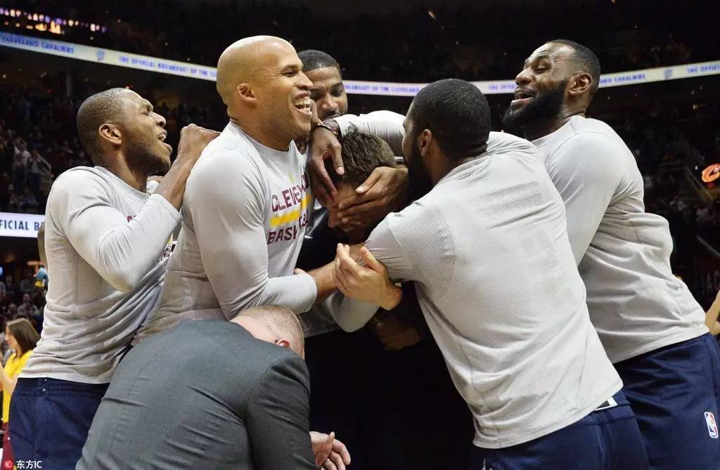 雄鹿绝杀上海队,詹姆斯带队取胜 雄鹿绝杀上海队,詹姆斯带队取胜