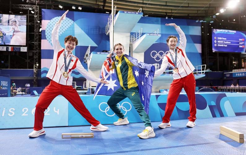 赛场上一幕幕激烈对战,球队全力以赴 赛场上一幕幕激烈对战,球队全力以赴