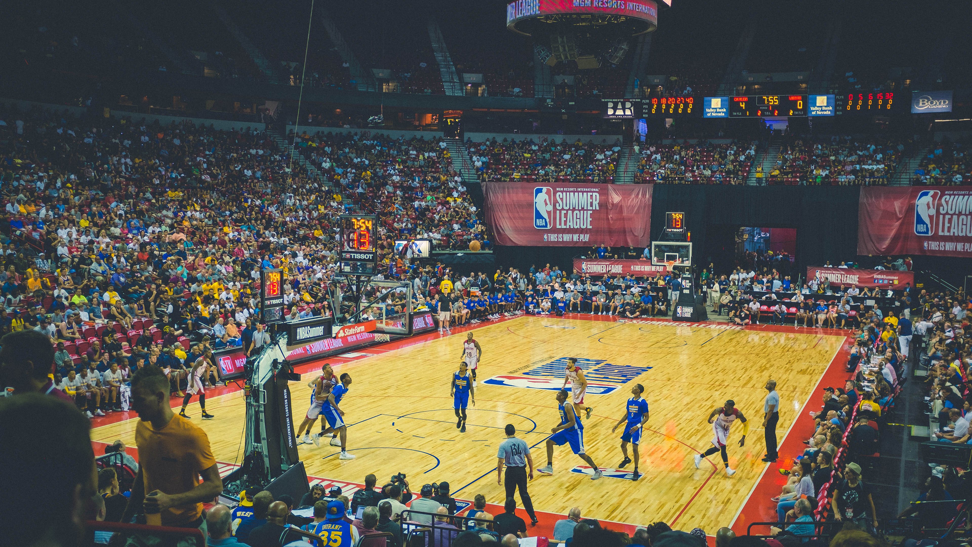 勇士的窒息式防守，总决赛焦点战中如何压制湖人