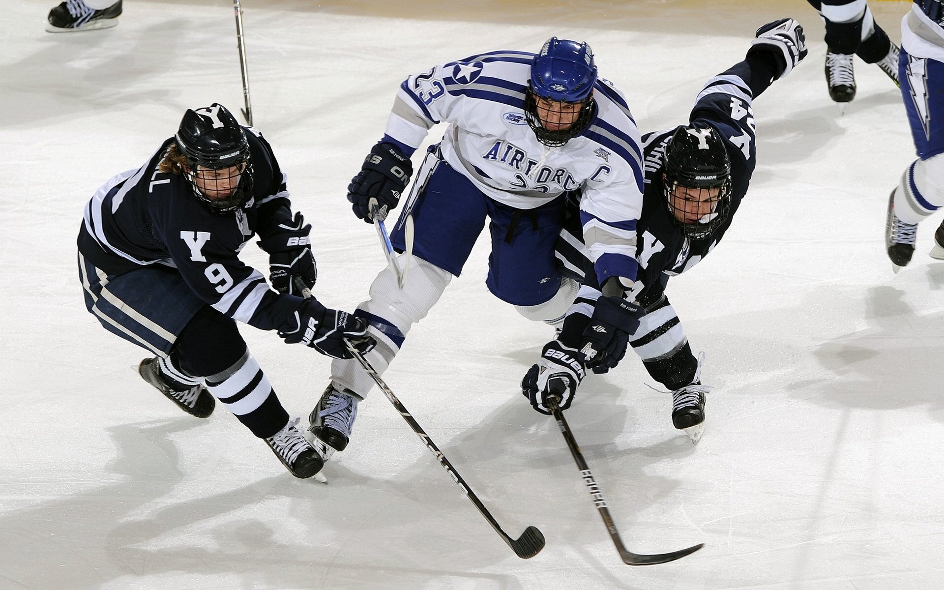赛道上的心跳时刻，阿隆索刷新纪录，红牛绝杀哈斯