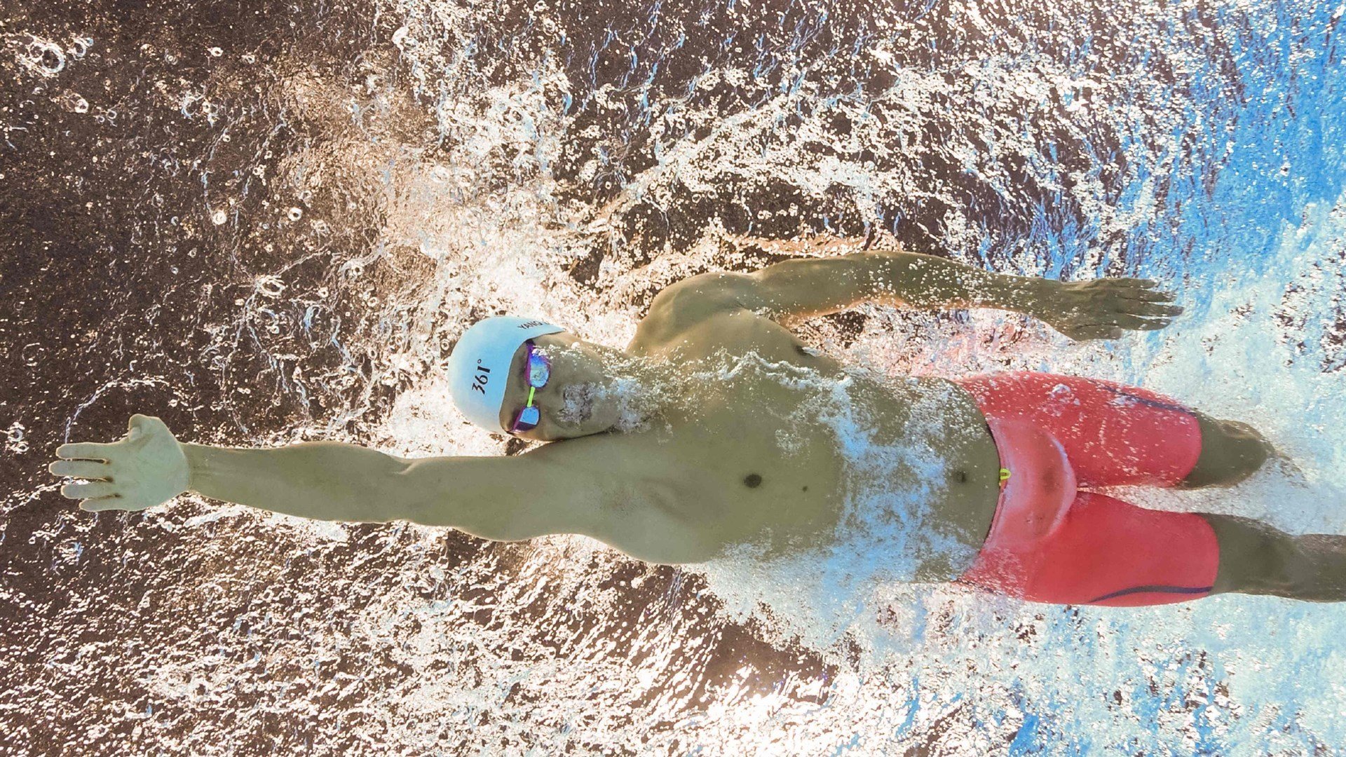 银箭孤星破红幕，拉塞尔点燃鏖战之夜